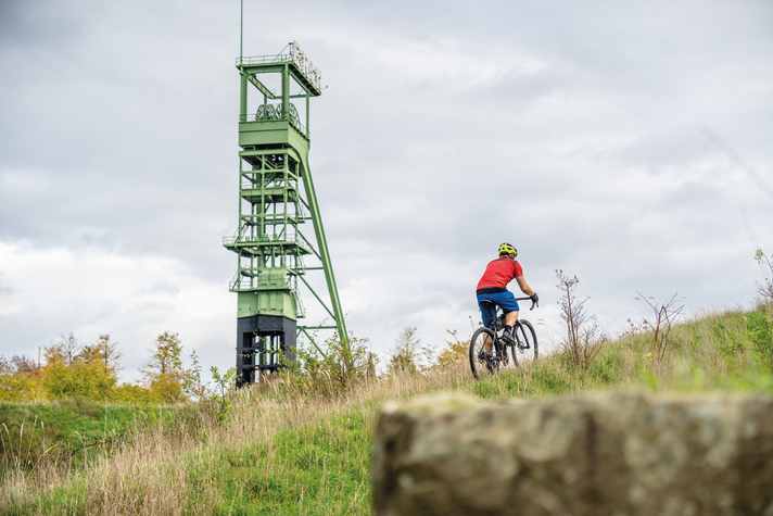 Past monuments to the former industrial heritage, the gravel routes in the Ruhr region