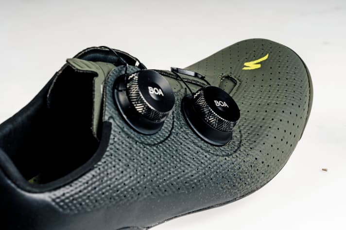 Die Boa-Verschlüsse IP1 und Li2 lassen sich in beide Drehrichtungen Klick für Klick sehr fein einstellen, um die Schnürung auch während der Fahrt druckfrei zu justieren