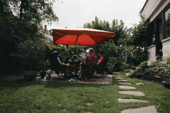 Peter Sandmann is no stranger to the TOUR editorial team, having ridden every TOUR-Transalp so far. Now he has planned the route from Neustadt an der Weinstraße to Neckargerach for me, invites the group for coffee and cake in his garden and rides with me for a while.