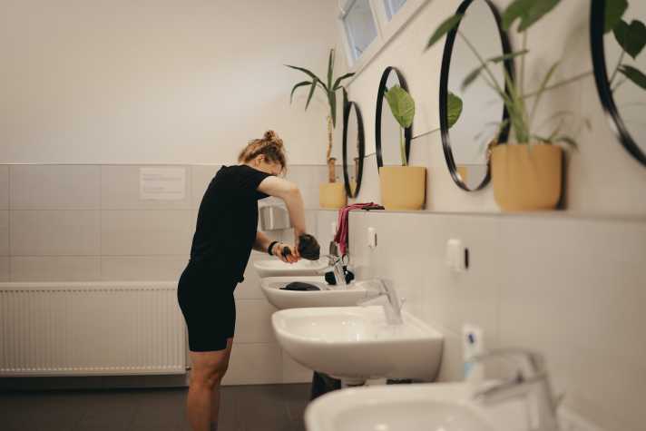 After the clothes have been roughly wrung out over the washbasin, I wring out the trousers.