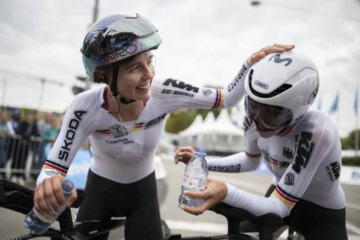Happy World Championship silver medallists in the mixed time trial: Antonia Niedermaier (left) and Liane Lippert.