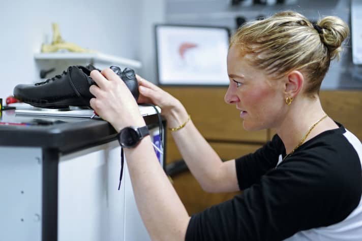 L'angle des cales de pédales est corrigé pour ramener les genoux dans le droit chemin