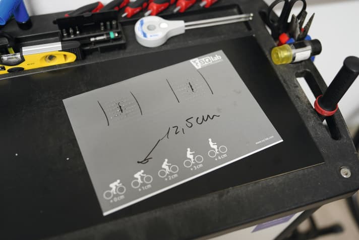 L'empreinte des ischions sur le carton indique la largeur de selle correcte