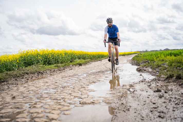 Einmal durch den -Sterne-Sektor Haveluy - Wallers. Der Wind hatte noch nicht alle Überbleibsel der starken Schauer vom Vormittag wegtrocknen können.