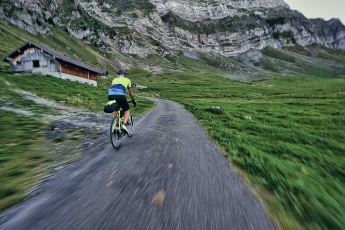 Jour 2, Appenzell - Klöntalersee : Route sans voiture vers la Schwägalp devant la face nord du Säntis