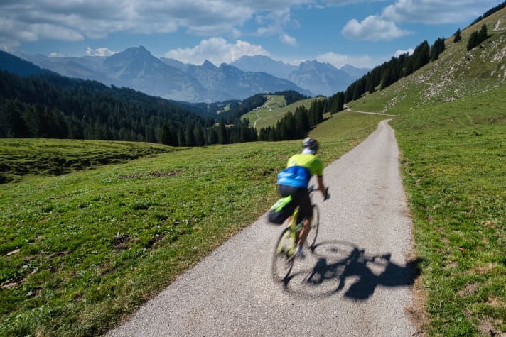 Jour 2, Appenzell - Klöntalersee : Descente du Vorder Höhi (1.534 m) avec vue sur le Churfirrsten, le Rautispitz et le massif du Glärnisch.
