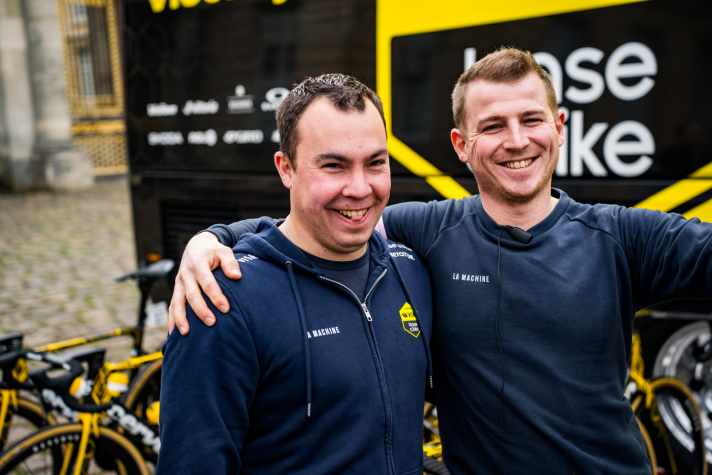 Les mécaniciens de Visma Simon de Wolf et Dirk van de Ven ont encore le sourire juste avant le départ de Paris-Roubaix.