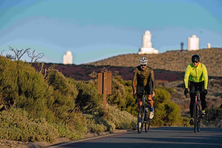 Poste d'écoute et d'observation en altitude : en arrière-plan, les coupoles de l'Observatoire du Teide.