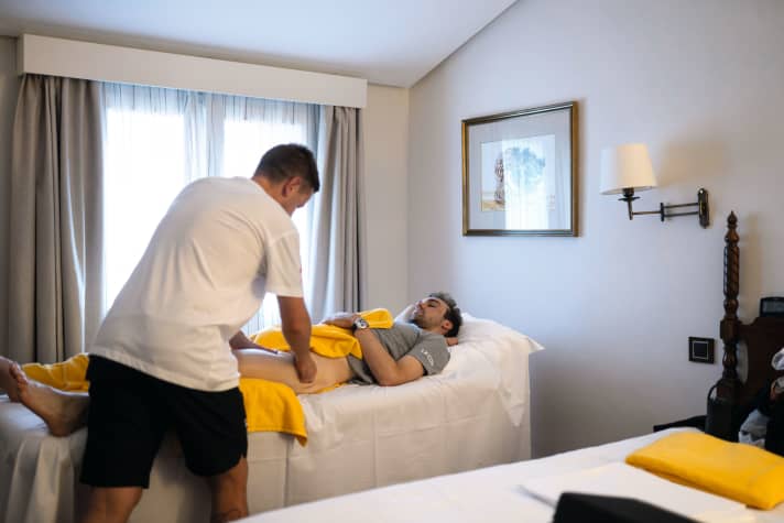 Team Bora-Hansgrohe : le physiothérapeute Jonathan Davis assouplit les muscles des pros
