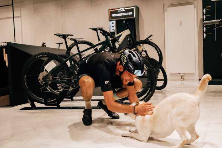 Die Wiedersehensfreude mit Hündin Lena ist riesig!