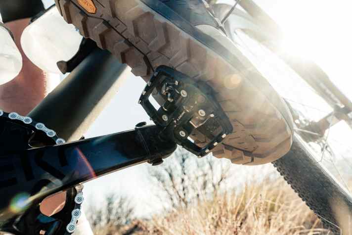 Avec le X-Track, Look mise sur une technique éprouvée et une fixation SPD des deux côtés. Il existe quatre versions, de la plus économique à la plus raffinée, en titane.