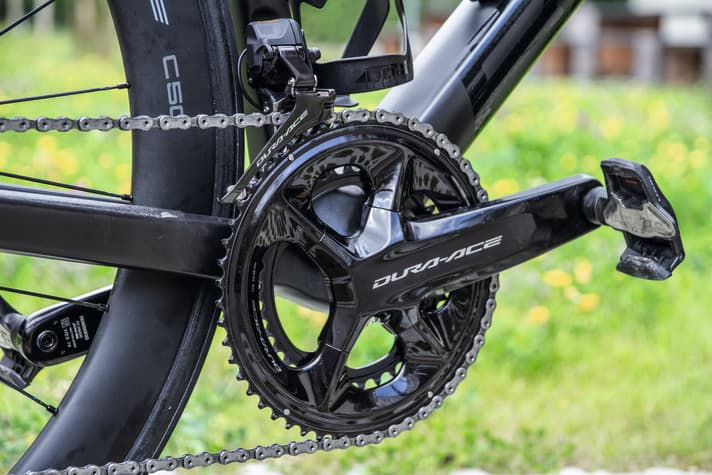 Der Umwerfer von Shimanos Dura-Ace ist schlank und arbeitet rasant. Die Kurbel gibt’s auch mit Powermeter, mit 54/40 Zähnen eine schnellere Rennabstufung.