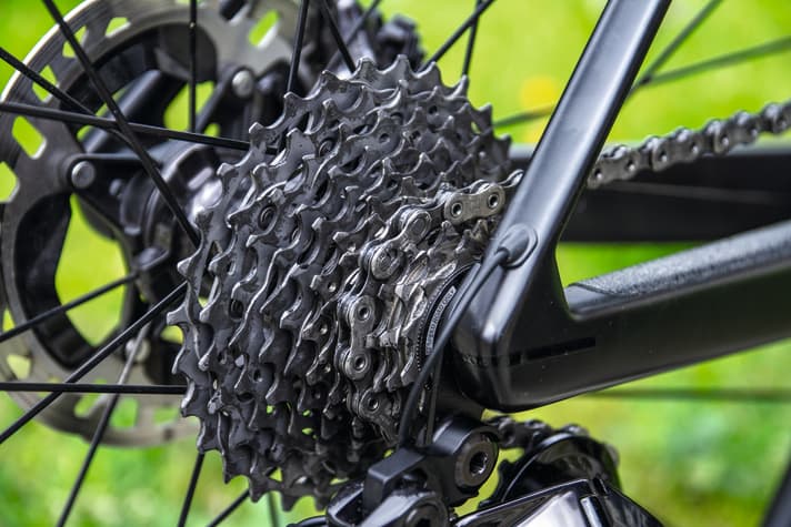 Zwölf Ritzel liefern wahlweise eine sehr feine Abstufung oder echte Berggänge, das Schaltverhalten ist geschmeidiger. Die schmale Kette ist sehr standfest