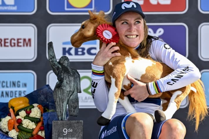 Un cheval dans l'hippodrome : Annemiek van Vleuten a remporté l'édition 2021 de la course féminine de Dwars door Vlaanderen et a pu repartir avec un cheval en peluche.