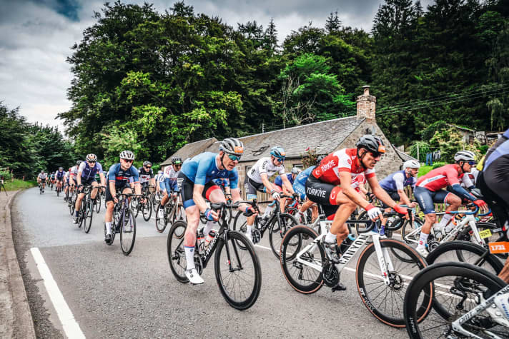 UCI-Granfondo-WM - Traum erfüllt: Stefan Eckardt aus Siegen (weißes Trikot, blauer Helm, Mitte) im Rennen der über 50-Jährigen