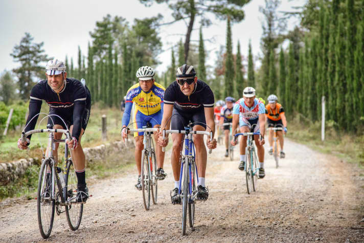 Rétro sur le vélo de course - Image d'ambiance : Sur du vieil acier sur du gravier cahoteux - Plaisir de conduire en serrant les dents...