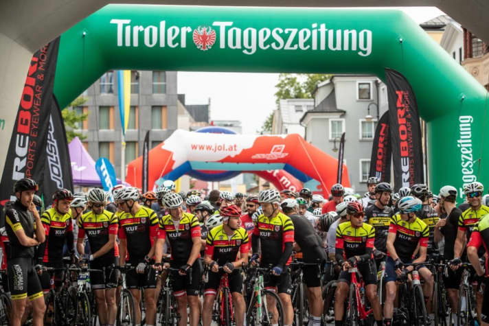 Die Fahrer vor dem Start des Kufsteinerland Radmarathons.