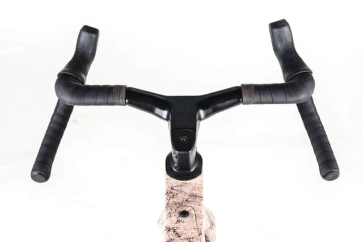 Détail Rose : la combinaison guidon/potence s'accroche extrêmement bien et soutient la position assise de course.
