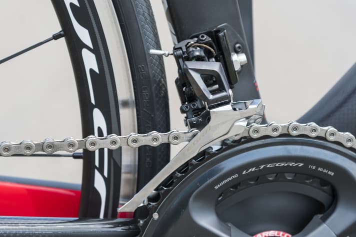   Der Ultegra-Umwerfer baut besonders kompakt.