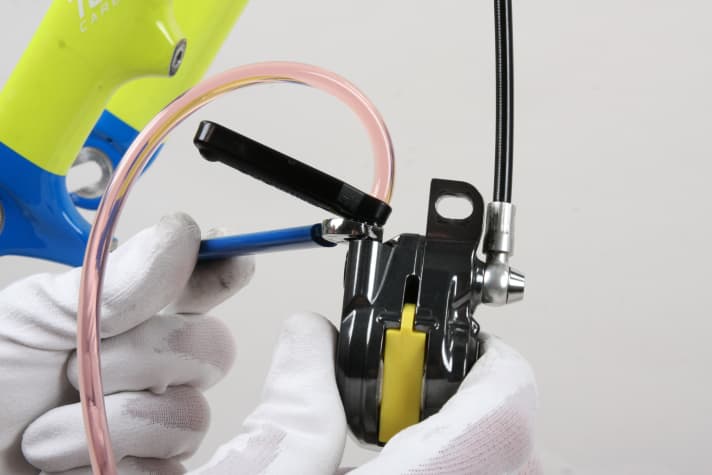 Der achte Arbeitsschritt beim Shimano Scheibenbremse-Entlüften am Rennrad.