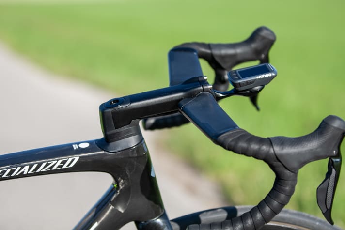  Le guidon du Tarmac SL7 apporte un aéro-boost grâce à un enroulement plus court de la bande de guidon et à une surface texturée. 