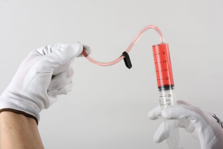 Spritze aus dem Entlüftungs-Set mit Bremsflüssigkeit befüllen.