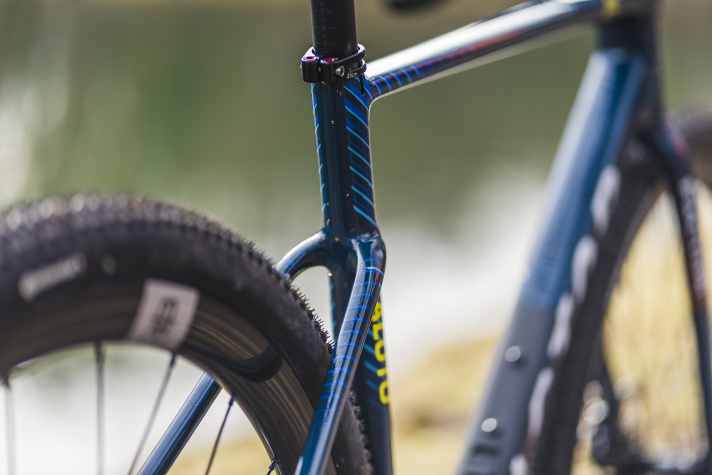 Les haubans pourraient provenir d'un vélo de route aérodynamique