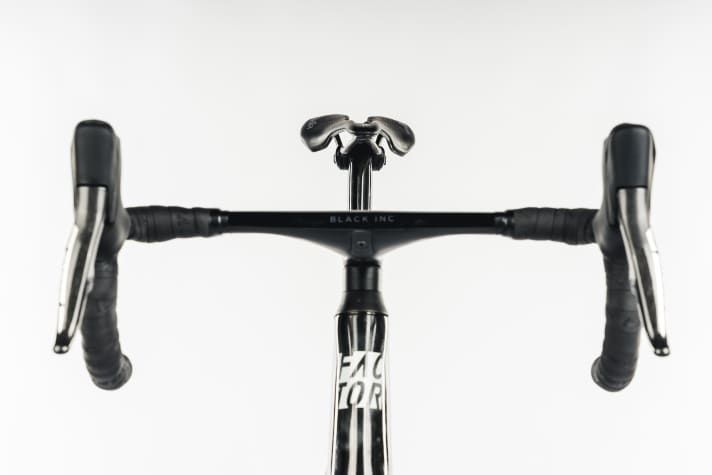 Wie es von Top-Rennern heute erwartet wird, sind die Leitungen an der Front alle sauber integriert. Die Sitzposition ist vergleichsweise aufrecht