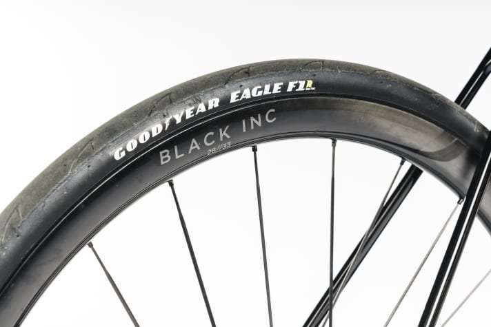 Der neue Laufradsatz von Black Inc. wiegt auch dank Carbonspeichen nur 2300 Gramm.