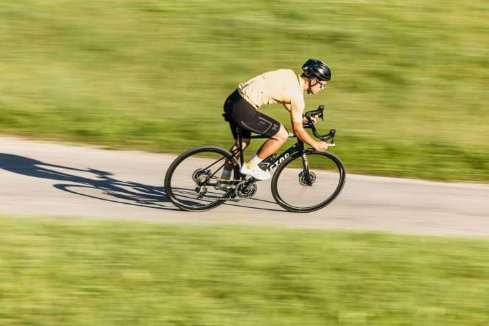 Pure riding fun: Super-light bikes like the Factor inspire with their light-footed acceleration and playful handling.