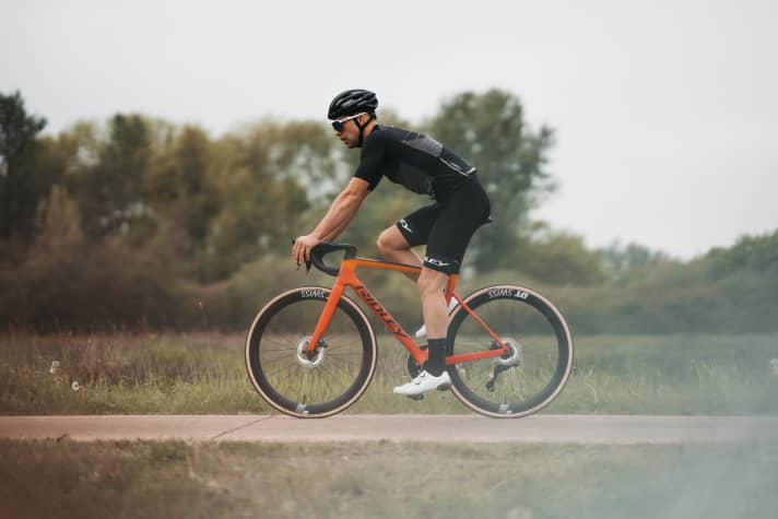 Die Sitzposition auf dem neuen Wettkampfrenner fällt sportlicher aus als bisher.