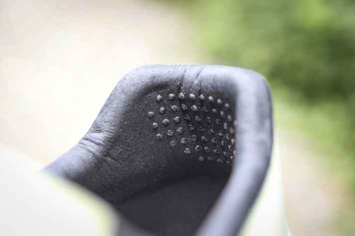 Un revêtement en caoutchouc au niveau du talon peut améliorer le maintien dans la chaussure. En général, cela ne pose pas de problème pour le pédalage. Mais en courant, le talon se soulève rapidement dans la chaussure sur certains modèles - désagréable.