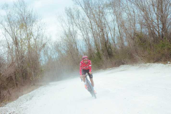 Le Fizik Vento Powerstrap Aeroweave X est un poids plume de 265 g et s'adresse aux coureurs de cross-country et de gravel ambitieux.