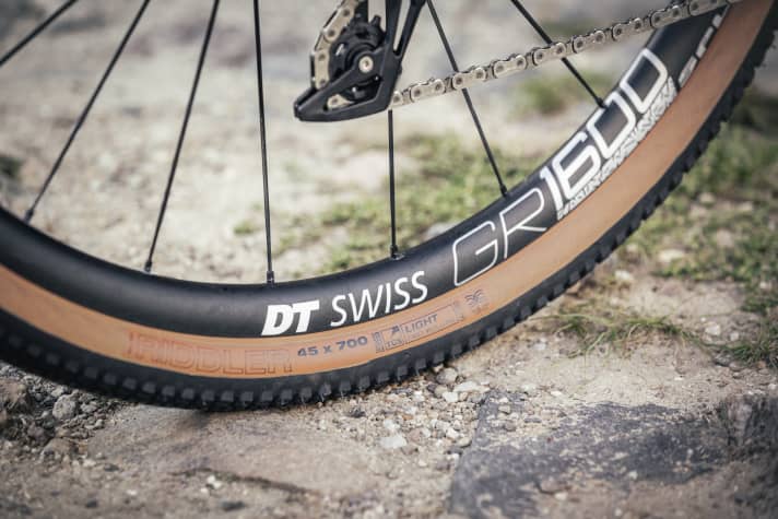 Les pneus de 45 millimètres de large sont la norme. Il est parfois possible d'équiper les spécialistes de rouleaux épais au format MTB.
