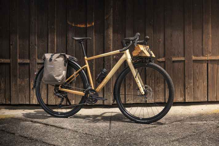 The Focus Atlas 6.8 EQP already comes with a luggage rack, mudguards and a lighting system with hub dynamo.