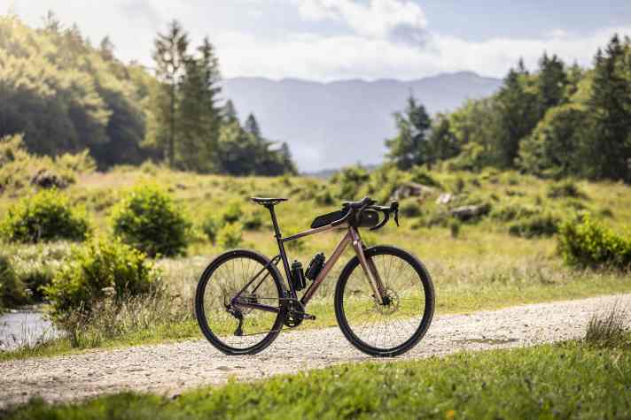 The Focus Atlas 6.9 comes with an aluminium frame and double crankset.