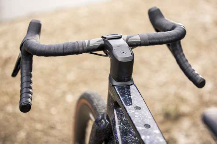 The cables on the new Focus Atlas gravel bike run through the stem and the headset into the frame.