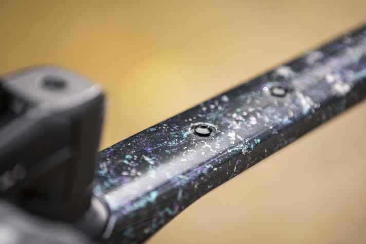 Une sacoche peut être vissée sur le tube supérieur du gravel bike de Focus. La peinture est faite à la main.