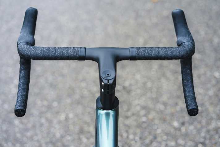 Klassik trifft Moderne - Das einteilige Cockpit federt ­bemerkenswert gut