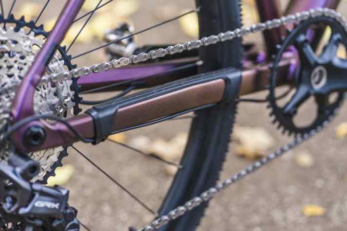 Le câble de dérailleur passe à l'extérieur de la base, ce qui facilite l'entretien.