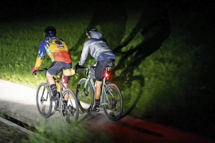 Die hellen Lichtkegel der Lampen leiten sicher durch die Nacht