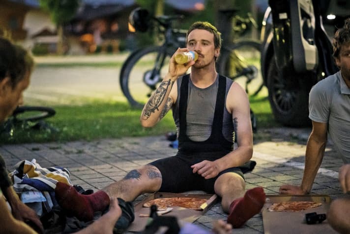 Letzte Rast vor der Fahrt durch die Nacht. Das Begleitauto hat Pizza gebracht. Die Gedanken kreisen um die Kumpels, die aufgeben mussten