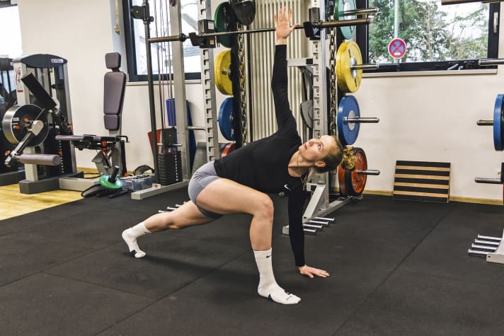 Fitness exercises: Lunges with trunk rotation