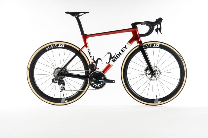 The road bike consists of many components that need to be protected during transport.