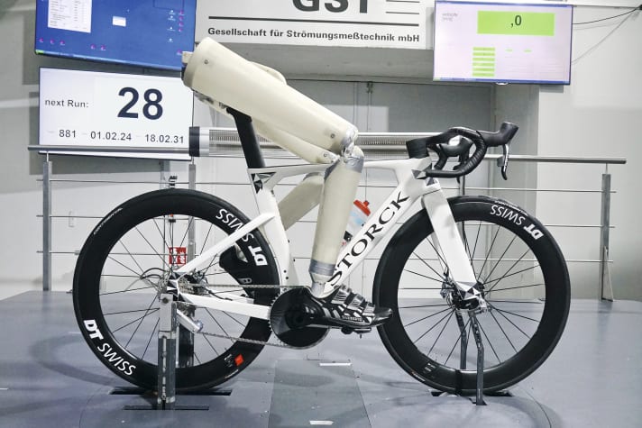 Sans dérailleur arrière, l'Aerfast.5, testé avec une peinture blanche, économise trois watts sur la puissance aéro.