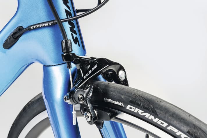 Thanks to its rim brakes, the Izoard is the lightest bike in the test, but its deceleration is comparatively hesitant.