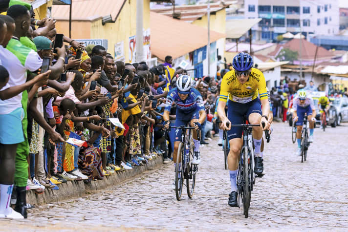 Joseph Blackmoore (en maillot jaune) a remporté le Tour du Rwanda