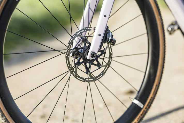 <a href="https://www.awin1.com/cread.php?awinmid=11768&awinaffid=471469&clickref=T+Rose+Backroad+Force+AXS+XPLR&ued=https%3A%2F%2Fwww.rosebikes.de%2Frose-backroad-force-axs-xplr-1x12-2710903" target="_blank" rel="noopener noreferrer nofollow">Rose Backroad Force AXS XPLR</a>*