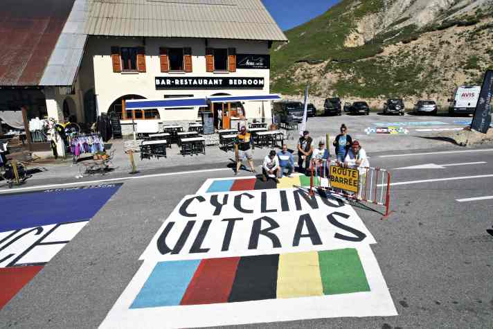 Der Frankfurter Radclub Guilty76 am Beau Refuge auf dem  Col du Galibier auf 2556 m Höhe