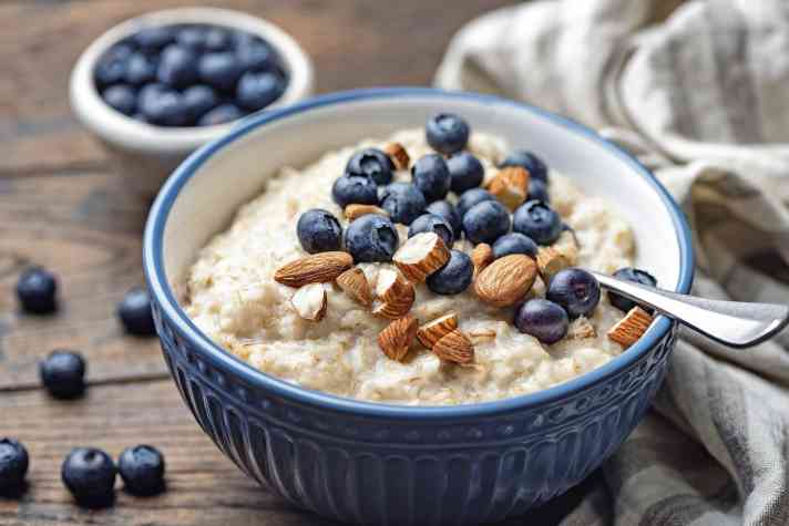 Porridge mit Früchten und Nüssen ist vor der Belastung ein idealer Kraftstoffspender